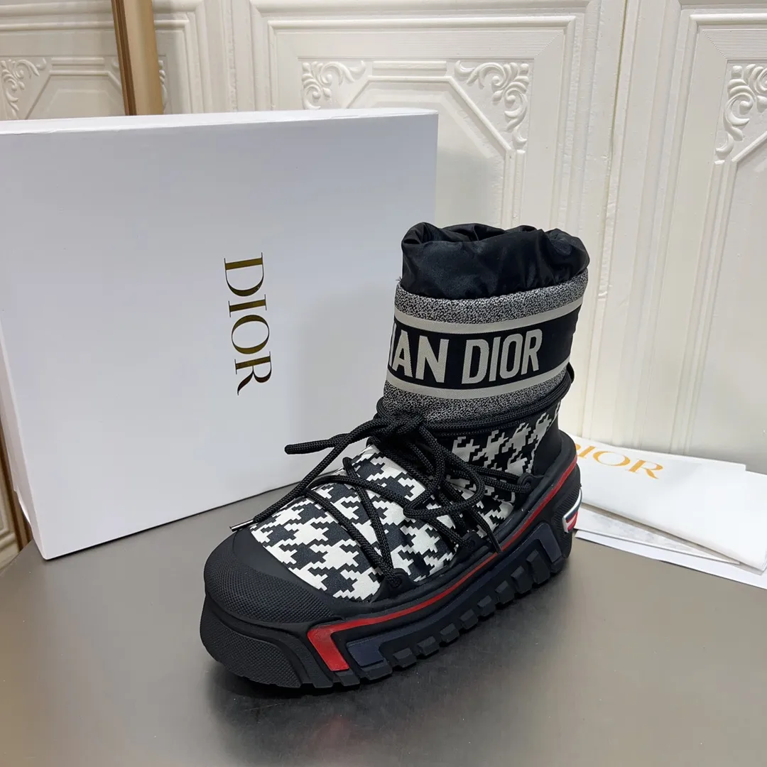 Men's shoes p600! The highest version on the market, Dior Dior's king style snow boots, ski boots, fat and cute, so cute →_→ from the DiorAlps limited series, unique. Shiny nylon Oblique print upper with criss-cross straps for an ideal fit. The technical fabric of the boot shaft, short-cut version, can be worn in the city or in the mountains. It makes the calf slimmer and taller, warm and concave. The boot shaft and sole are made of original waterproof padded lining. The embroidered fabric is original star ⭐ rubber non-slip thick sole and multi-module combination outsole. The size is 35-40. 41Customized